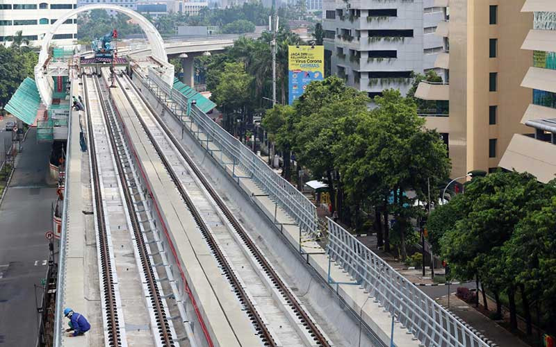 Suasana proyek pembangunan LRT (Light Right Transit) di Kawasan Kuningan, Jakarta, Sabtu (11/4/2020). Bisnis - Eusebio Chrysnamurti