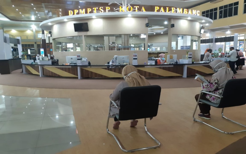 Masyarakat mengantre untuk mengurus perizinan di Kantor Dinas Penanaman Modal dan Pelayanan Terpadu Satu Pintu (DPMPTSP) Kota Palembang. Bisnis/dinda wulandari