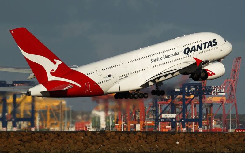 Pesawat Airbus SAS A380 yang dioperasikan oleh Qantas Airways lepas landas di Bandara Sydney, Australia. - Bloomberg.