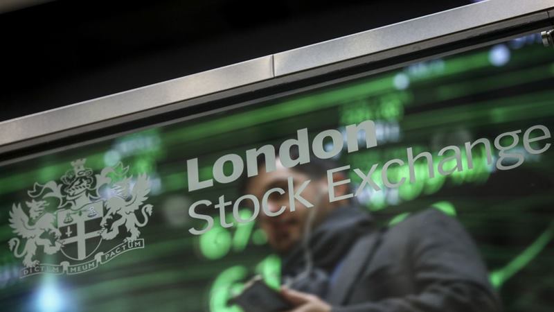 Bayangan karyawan tercermin dalam layar kaca yang menampilkan logo London Stock Exchange Group Plc di kantor mereka di London. - Simon Dawson / Bloomberg