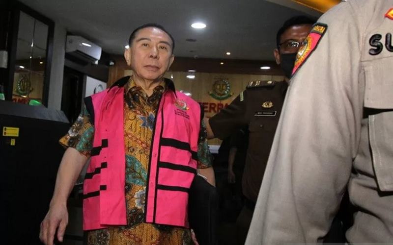 Terpidana kasus korupsi pengalihan hak tagih (cessie) Bank Bali Djoko Tjandra berjalan seusai menjalani pemeriksaan, di gedung Bundar Kompleks Gedung Kejaksaan Agung, Jakarta, Senin (31/8 - 2020). 