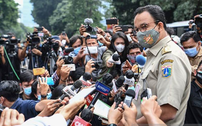 Gubernur DKI Jakarta Anies Baswedan memberikan keterangan kepada wartawan saat tiba di Mapolda Metro Jaya, Jakarta, Selasa (17/11/2020).  - Antara/Hafidz Mubarak A.