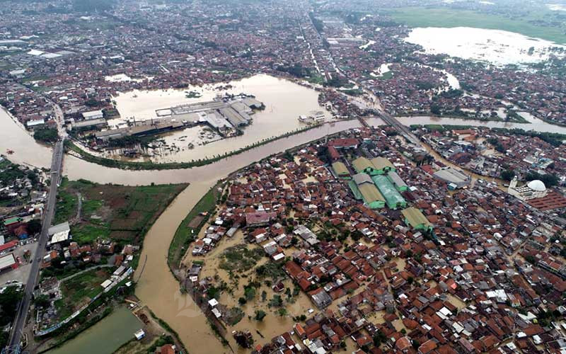 Foto udara banjir yang merendam ribuan rumah di dekat Daerah Aliran Sungai (DAS) Citarum, Baleendah, Kabupaten Bandung, Jawa Barat, Rabu (1/4/2020). Badan Penanggulangan Bencana Daerah (BPBD) Kabupaten Bandung mencatat 19.018 Kepala Keluarga (KK) atau 65.703 jiwa terdampak banjir yang menerjang Kabupaten Bandung, menyusul curah hujan yang tinggi sejak Senin (30/3). Banjir di kawasan Bandung Selatan tersebut juga telah merendam 11.932 rumah unit rumah warga. Bisnis - Rachman