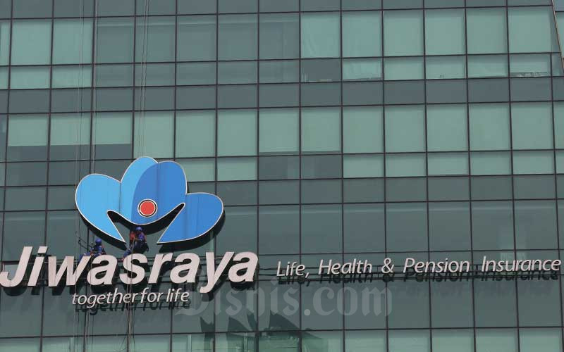 Pekerja membersihkan logo milik PT Asuransi Jiwasraya (Persero) di Jakarta, Rabu (31/7). Bisnis - Abdullah Azzam