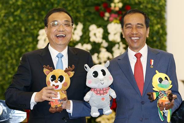 Presiden Joko Widodo (kanan) dan Perdana Menteri China Li Keqiang memegang maskot Asian Games 2018,  di Istana Kepresidenan Bogor, Senin (7/5/2018). - Reuters