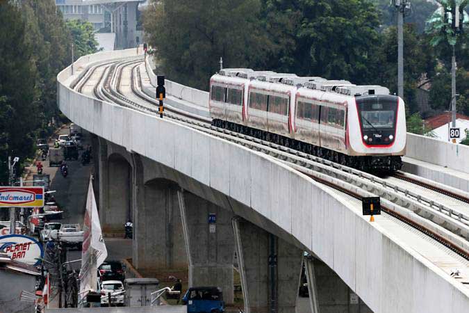 Kereta ringan atau Light Rail Transit (LRT) rute Velodrome-Kelapa Gading memasuki Stasiun Velodrome Jakarta, Senin (25/2/2019). - ANTARA/Rivan Awal Lingga