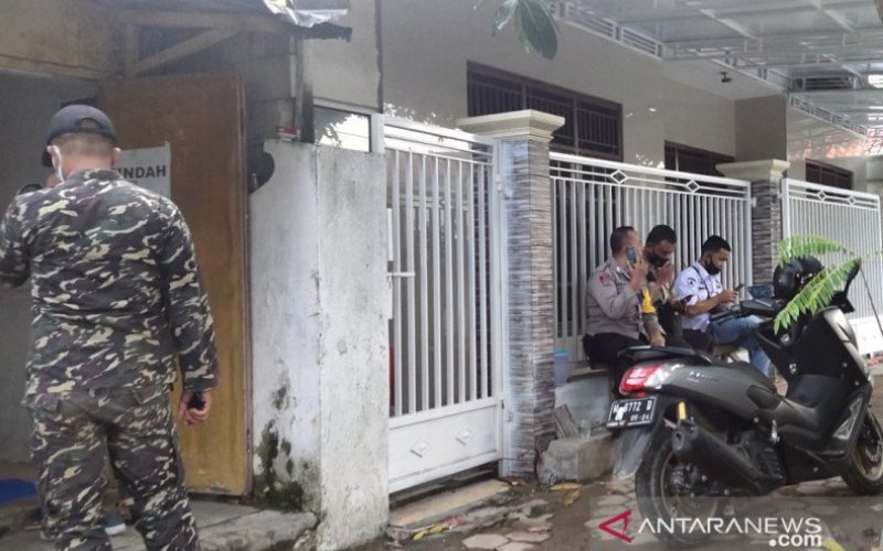 Sebagian personel Banser dan Polres Pamekasan berjaga-jaga di rumah orangtua Menko Polhukam Mahfud MD di Jalan Dirgahayu Pamekasan, Rabu (2/12 - 2020). (Abd Aziz)