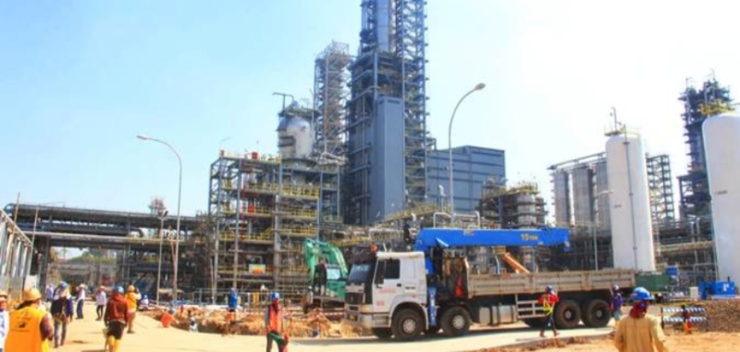 Pekerja beraktivitas di proyek pembangunan pabrik Polyethylene (PE) baru berkapasitas 400.000 ton per tahun di kompleks petrokimia terpadu PT Chandra Asri Petrochemical Tbk (CAP), Cilegon, Banten, Selasa, (18/6/2019). - Bisnis/Triawanda Tirta Aditya
