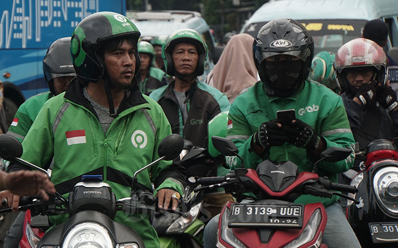 Pengemudi ojek online menunggu penumpang di Jakarta, Senin (3/2/2020). Bisnis - Himawan L Nugraha 