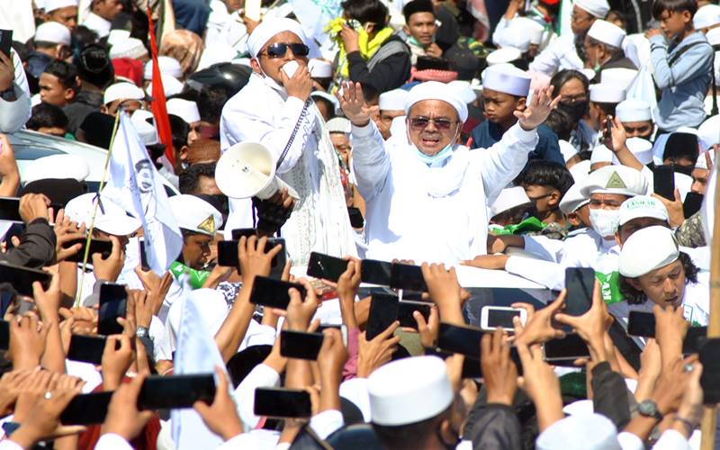 Imam Besar Habib Rizieq Shihab (tengah) menyapa ribuan jamaah di jalur Puncak, Simpang Gadog, Ciawi, Kabupaten Bogor, Jawa Barat, Jumat (13/11/2020).  - Antara