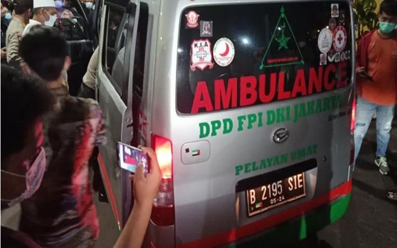 rnPolisi melakukan pengawasan mobil ambulans jenazah berlogo Front Pembela Islam (FPI) di depan lobi IGD RS Polri, Kramat Jati, Jakarta Timur, Selasa (8/12/2020). Kendaran tersebut membawa jenazah salah satu pengawal Rizieq Shihab menuju kawasan Petamburan, Jakarta Pusat, usai proses otopsi oleh Tim Forensik. - Antara\r\n