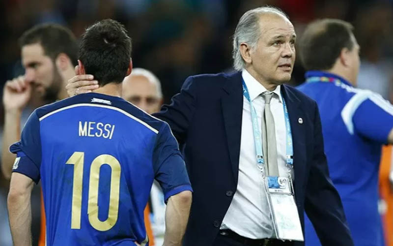Alejandro Sabella (kanan) bersama Lionel Messi setelah Argentina dikalahkan Jerman di final Piala Dunia 2014 di Brasil./Antara - Reuters 