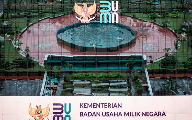 Logo baru Kementerian Badan Usaha Milik Negara (BUMN) terpasang di Gedung Kementerian BUMN, Jakarta, Kamis (2/7/2020). ANTARA FOTO - Aprillio Akbar