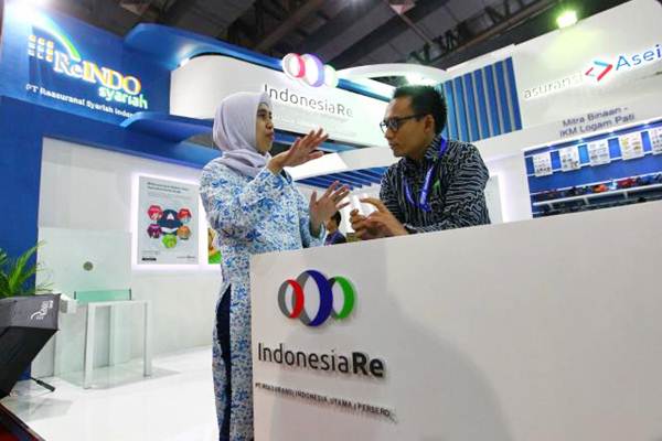 Petugas memberikan penjelasan kepada pengunjung di stan PT Reasuransi Indonesia Utama pada ajang Indonesia Business and Development Expo (IBDexpo) 2017 di Jakarta, Kamis (21/9). - JIBI/Dwi Prasetya