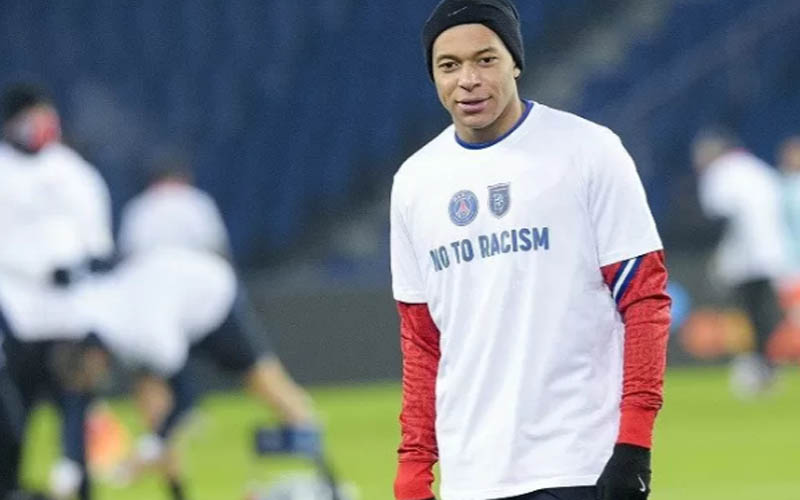 Bintang Paris Saint-Germain Kylian Mbappe mengenakan kaos bertuliskan slogan antirasisme saat melakukan lanjutan pertandingan PSG versus Istanbul Basaksehir./Antara - Reuters