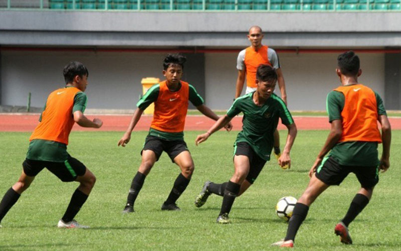 Para pemain Timnas Indonesia U-16 menjalani sesi latihan di Stadion Patriot Candrabhaga, Bekasi, Jawa Barat./Antara - Risky Andrianto
