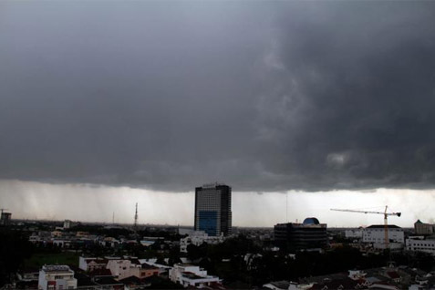 Cuaca Jakarta Hari Ini 12 12 Waspada Hujan Disertai Petir