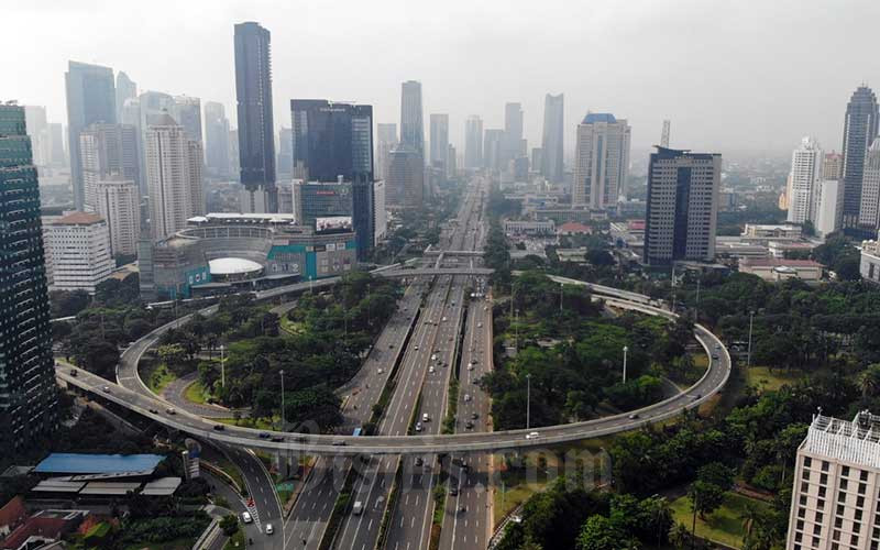 Kendaraan melintas di kawasan Simpang Susun Semanggi saat diberlakukan Pembatasan Sosial Berskala Besar (PSBB) di Jakarta, Senin (13/4/2020). Bisnis - Himawan L Nugraha