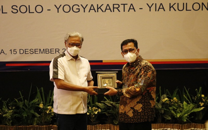 Direktur Utama Bank Jateng Supriyatno dan Direktur Utama PT JMM Adrian Priohutomo seusai menandatangani Nota Kesepahaman tentang pemanfaatan produk & jasa perbankan dalam rangka mendukung pembangunan jalan tol Solo--Yogyakarta--YIA Kulonprogo di Yogyakarta, Selasa (15/12 - 2020).