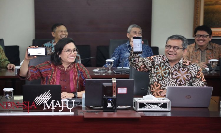 Menteri Keuangan Sri Mulyani dan Wakil Menteri Keuangan Suahasil Nazara menunjukkan bukti e-Filling SPT yang telah diisi kepada wartawan di Gedung Mar'ie Muhammad, Kemenkeu, Jakarta, Selasa (10/3 - 2020). 