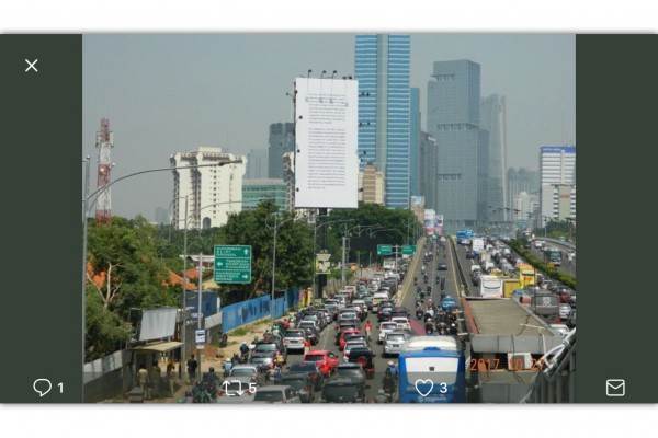 Iklan Gojek menarik mata para pengendara yang melintas Jalan Jendral Gatoto Subroto. - Antara