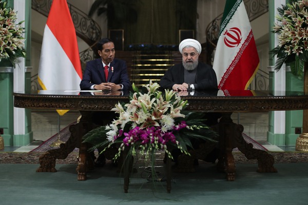 Presiden Iran Hassan Rouhani (kanan) dan Presiden Indonesia Joko Widodo - president.ir