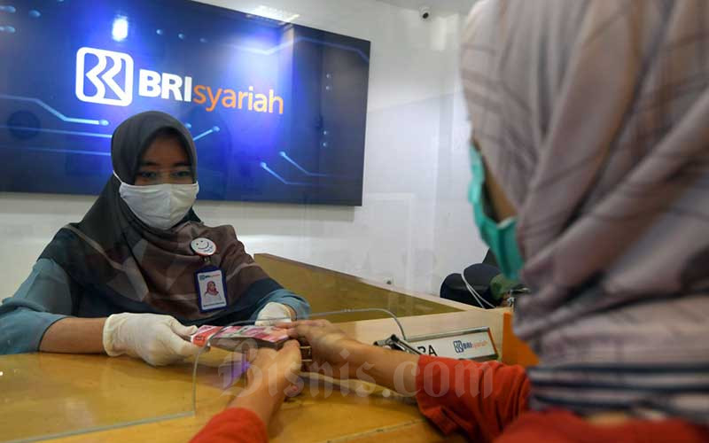 Karyawan melayani nasabah di salah satu kantor cabang BRI Syariah di Jakarta, Rabu (29/7/2020). Bisnis - Abdurachman 