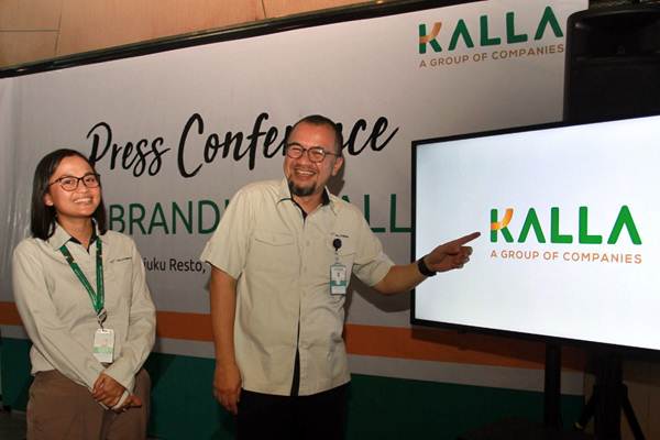 Presiden Direktur Kalla Group Solihin Jusuf Kalla (kanan) didampingi Corporate Strategic and Development Director Disa R. Noviyanti memperkenalkan logo baru Kalla Group, di Makassar, Sulawesi Selatan, Kamis (18/10/2018). - JIBI/Paulus Tandi Bone