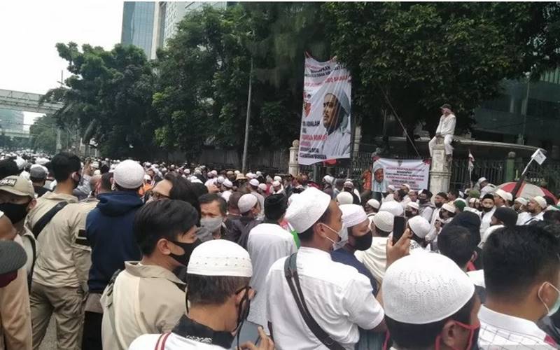 Massa Front Pembela Islam (FPI) yang menanti kepulangan Imam Besar Rizieq Shihab di tikungan Jalan Letjen S Parman menuju Jalan KS Tubun, Jakarta, Selasa (10/11/2020). - Antara