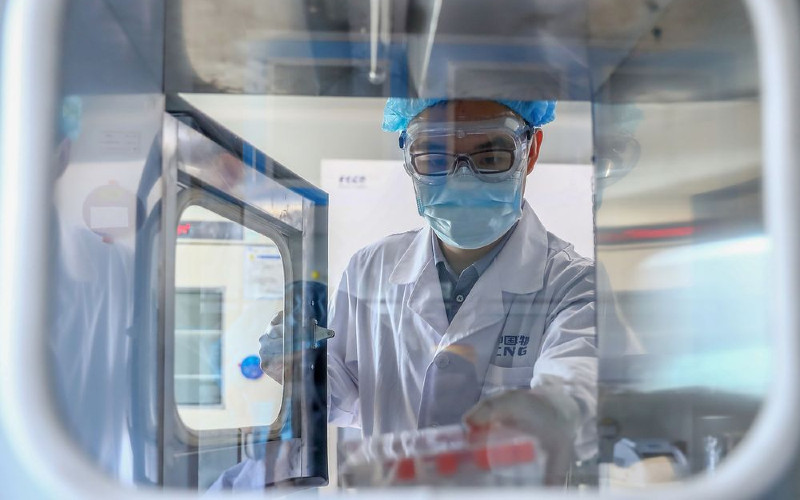 Di dalam pabrik produksi vaksin Sinopharm di Beijing.  - Xinhua/Bloomberg