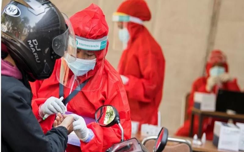 Petugas kesehatan mengambil sampel darah warga dalam pemeriksaan menggunakan alat tes diagnostik cepat Covid-19 secara lantatur di Institut Teknologi Nasional, Jawa Barat, Kamis (18/6/2020). - Antara