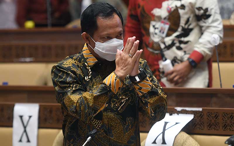 Mendagri Tito Karnavian memberikan salam sebelum mengikuti rapat kerja dengan Komisi II DPR di Kompleks Parlemen, Senayan, Jakarta, Kamis (26/11/2020). - ANTARA FOTO/Akbar Nugroho Gumay