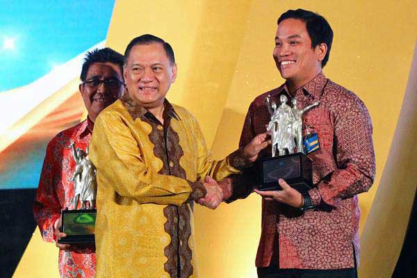 Dokumentasi - President of GO-JEK Andre Soelistyo (kanan) menerima penghargaan dari Gubernur Bank Indonesia Agus Martowardojo, di Jakarta, Selasa (18/7). - ANTARA