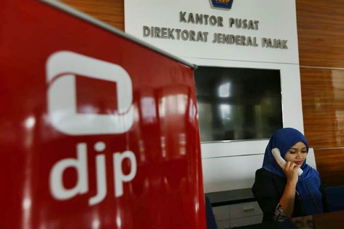 Karyawan berkomunikasi di kantor pusat Direktorat Jenderal Pajak di Jakarta, Senin (10/6/2019). - Bisnis/Nurul Hidayat