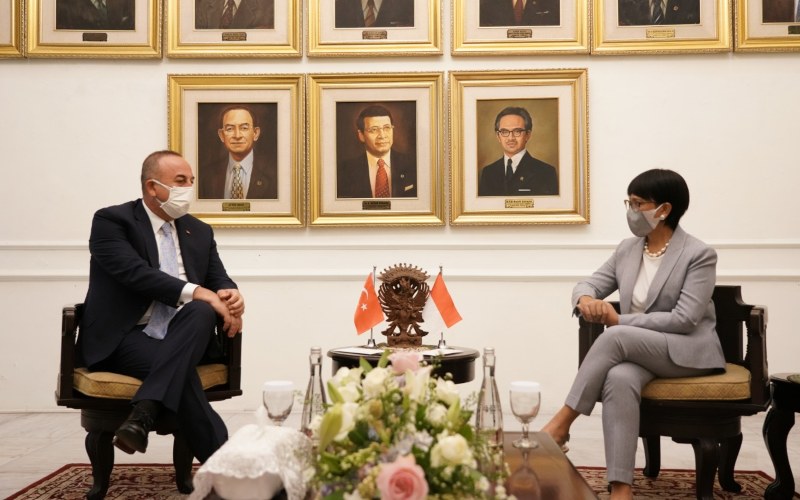 Menteri Luar Negeri Turki Mevlt avusoglu (kiri) berbincang  dengan Menteri Luar Negeri RI Retno Marsudi dalam kunjungannya ke Indonesia, Selasa (22/12/2020) - Dok./Kemenlu.