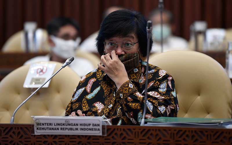 Menteri Lingkungan Hidup dan Kehutanan Siti Nurbaya mengikuti Rapat Kerja dengan Komisi IV DPR di Kompleks Parlemen Senayan, Jakarta, Rabu (24/6/2020). Rapat tersebut membahas RKA K/L dan RKP K/L Tahun 2021 serta evaluasi pelaksanaan APBN 2019 Kementerian LHK. ANTARA FOTO - Puspa Perwitasari