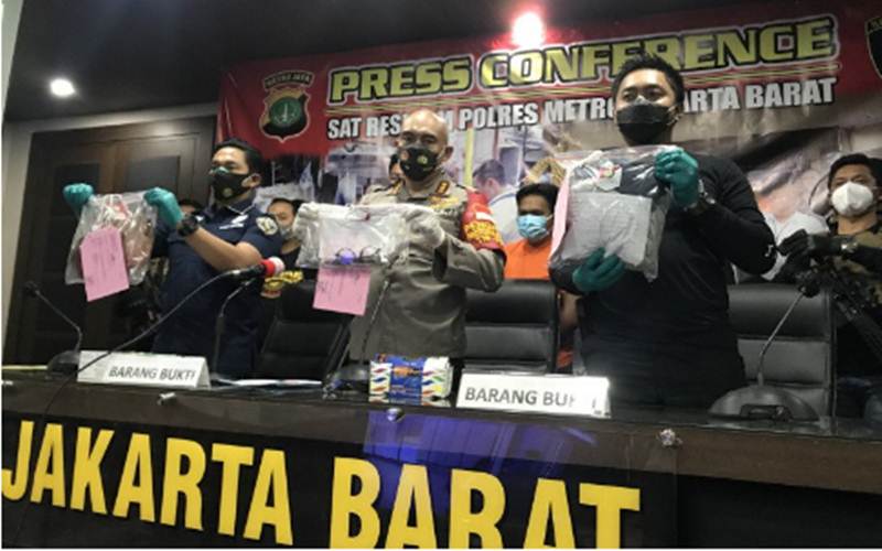 Polisi menunjukkan barang bukti penganiayaan dokter muda wanita oleh sekuriti hotel Abdul Jabar (30) di Mapolres Metro Jakarta Barat, Kamis (24/12/2020). - Antara/Devi Nindy