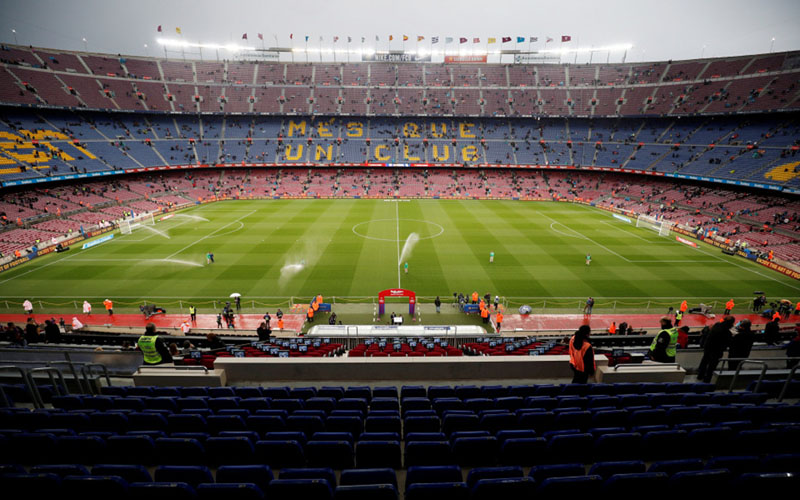 Stadion Camp Nou, markas Barcelona, memerlukan perbaikan mendesak, makin menekan keuangan klub katalan./Reuters - Albert Gea