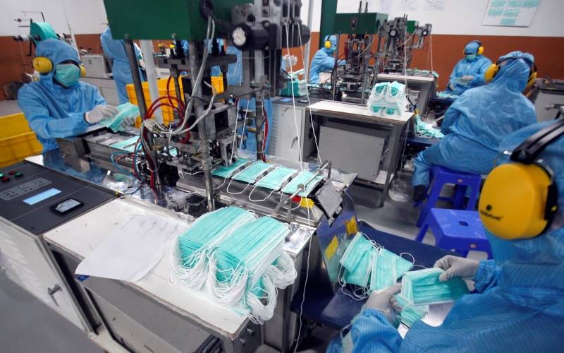 Sejumlah pekerja menyelesaikan pembuatan masker medis di PT Multi One Plus, Gunung Putri, Kabupaten Bogor, Jawa Barat, Rabu (15/4/2020). - Antara/Yulius Satria Wijaya.
