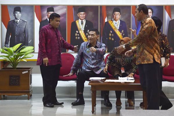 Muladi (kedua kiri), semasa menjabat Ketua Tim Perumus RUU KUHP, bersama anggota bersiap menyampaikan keterangan kepada wartawan seusai bertemu Presiden Joko Widodo di kantor Presiden, Jakarta, Rabu (7/3/2018). - ANTARA/Puspa Perwitasari