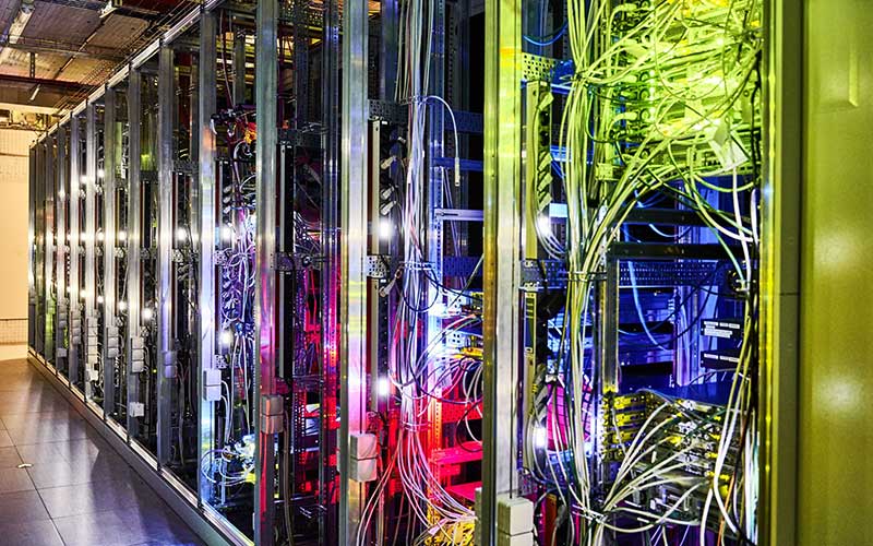 Kabel data terhubung ke server 5G di Jerman. Bloomberg - Wolfram Schroll