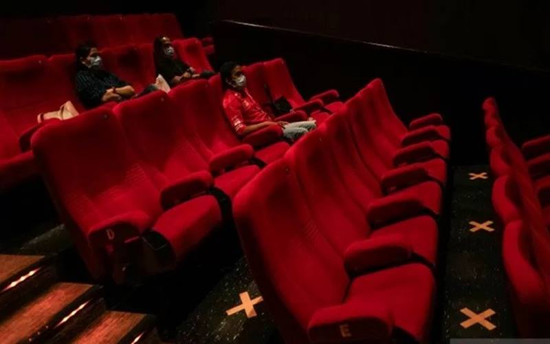 Pengunjung menyaksikan film yang diputar di salah satu bioskop, di Kota Banjarmasin, Kalimantan Selatan, Senin (19/10/2020).  - Antara