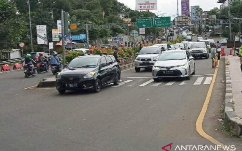 Arus lalu lintas di Simpang Gadog, Ciawi, Kabupaten Bogor, Jawa Barat, Ahad (3/1/2021). (ANTARA - M Fikri Setiawan)