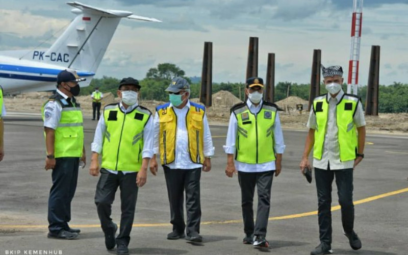 Menhub Budi Karya Sumadi meninjau proyek pembangunan Bandara Ngloram di Cepu, Jawa Tengah. Dengan landas pacu yang telah dibangun sepanjang 1.500 meter saat ini, Bandara Ngloram sudah mampu didarati pesawat jenis ATR-72, Minggu (3/1/2021).  - Kemenhub