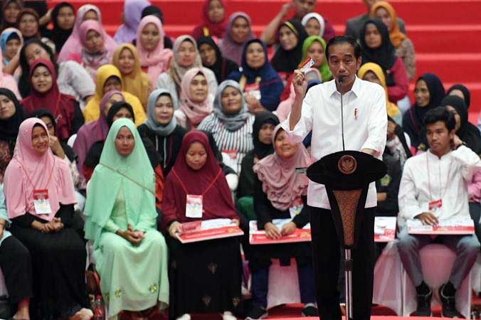 Presiden Joko Widodo berpidato dalam acara penyaluran bantuan sosial Program Keluarga Harapan (PKH) dan Bantuan Pangan Non Tunai (BPNT) tahun 2019 di Cibinong, Bogor, Jumat (22/2/2019). - ANTARA/Akbar Nugroho Gumay
