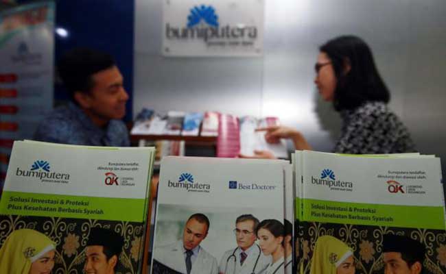 Karyawan menawarkan produk Asuransi Bumiputera di Jakarta. Bisnis - Abdullah Azzam