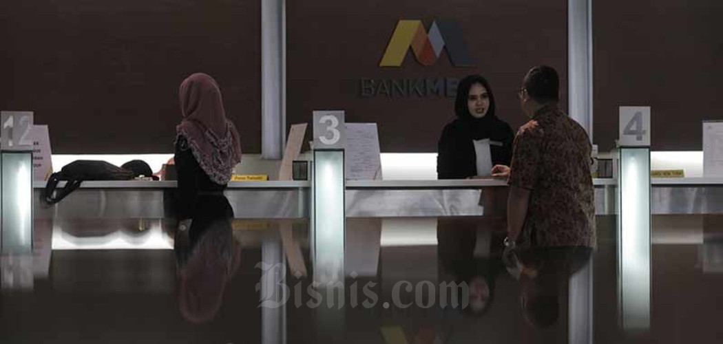 Karyawan melayani nasabah di salah satu kantor cabang PT Bank Mega Tbk. (MEGA) di Jakarta, Selasa (2/7/2019). - Bisnis/Nurul Hidayat.