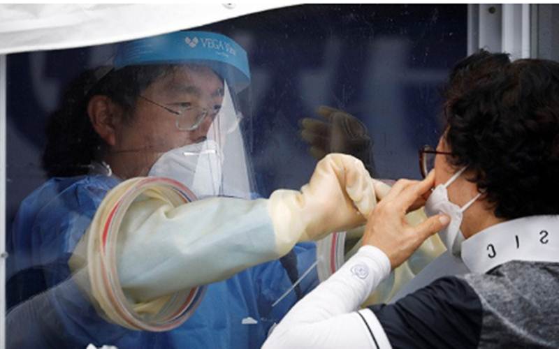 Seorang wanita menjalani tes Covid-19 di sebuah klinik darurat di Seoul, Korea Selatan (26/8/2020)./Antara - Reuters/Kim Hong/Ji