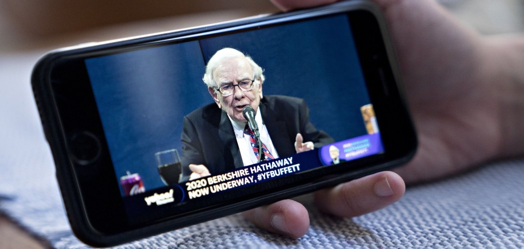 Warren Buffett berbicara dalam pertemuan tahunan pemegang saham Berkshire Hathaway pada Mei 2020.  - Bloomberg