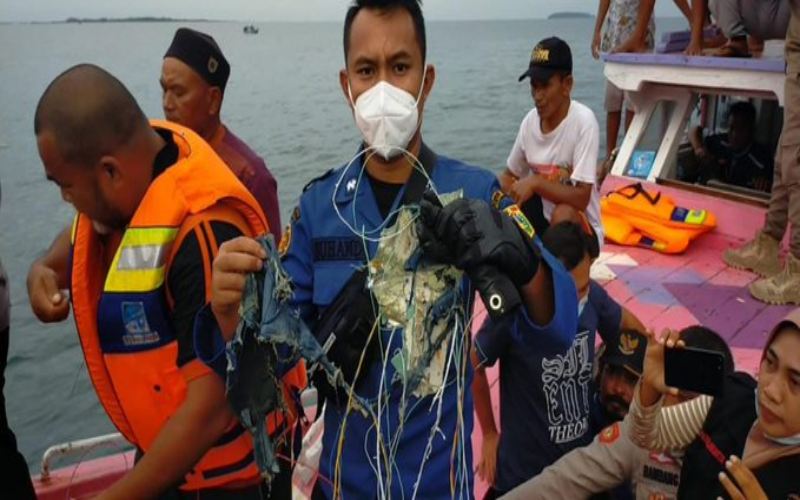 Tim dari Dinas Pemadam Kebakaran DKI Jakarta menemukan serpihan pesawat di lokasi pesawat Sriwijaya Air SJ-182 hilang. - Twitter @jakfire 